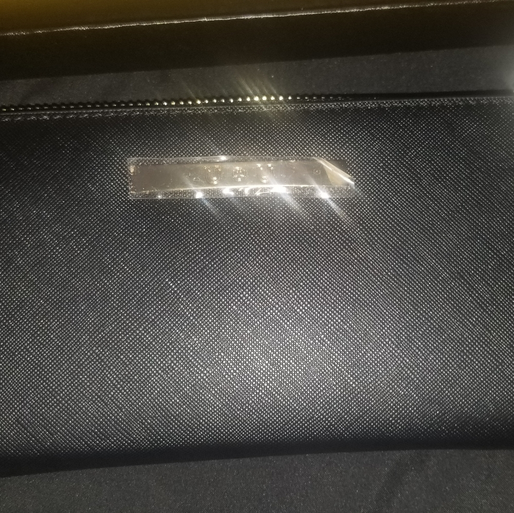 Woman's zipper wallet